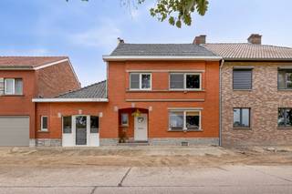 In het idyllische en gezellige Lauw vind je deze ruime en verzorgde woning. De woning beschikt over een bewoonbare oppervlakte van 190 m² en staat...