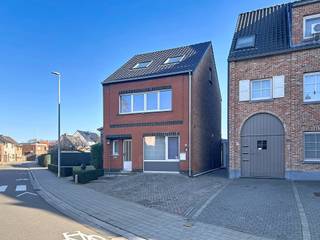 Leuke, deels te renoveren woning in half-open verband met een mooie perceelsoppervlakte van 435m². Qua indeling omvat deze woonst op het...