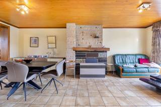 <p>Découvrez cette charmante maison bel-étage — une opportunité intéressante tant pour les investisseurs que pour les futurs occupants.<br /><br />La maison dispose d’un garage pratique, représentant une réelle valeur ajoutée dans ce quartier. Au deuxième étage, vous trouverez trois chambres, idéales pour une famille ou pour combiner habitation et télétravail.<br /><br />Le spacieux séjour constitue le cœur de la maison et bénéficie d’une luminosité exceptionnelle grâce aux grandes baies vitrées. Cela crée une atmosphère ouverte et agréable, garantissant un confort de vie optimal. L’agencement fonctionnel rend les espaces particulièrement conviviaux et faciles à aménager selon vos besoins.<br /><br />De nombreux espaces de rangement sont disponibles grâce au grenier et aux espaces de stockage supplémentaires, améliorant considérablement le confort au quotidien. À l’arrière, un jardin agréable offre un espace extérieur paisible où il fait bon se détendre en toute tranquillité.<br /><br />La situation est sans aucun doute un atout majeur. Située dans une rue calme tout en étant à distance de marche du centre de Groot-Bijgaarden et de la gare de Groot-Bijgaarden, cette maison combine la sérénité d’un quartier résidentiel avec une excellente accessibilité. Commerces, écoles, transports en commun et grands axes routiers se trouvent à proximité immédiate.<br /><br />Le bien est actuellement loué au prix de 900 € par mois.<br /><br />En résumé, une maison bel-étage idéalement située, avec garage, jardin et un fort potentiel locatif dans un environnement recherché. Un investissement sûr ou une future résidence dans un quartier agréable.<br /><br />👉 Intéressé(e) ?<br />Contactez Mathias via dilbeek@weinvest.be ou 0478/70.96.49 pour plus d’informations !</p>
