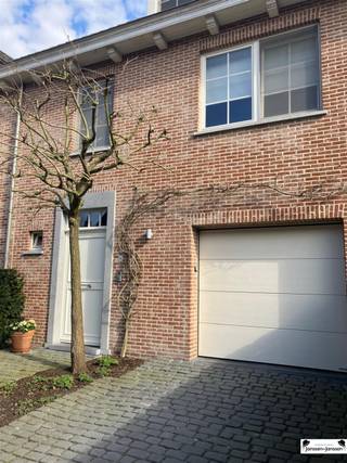 Bienvenue dans cette belle maison à Zwijndrecht, où le confort et le style sont réunis. Avec une surface habitable de 145 m² sur un terrain de 218...