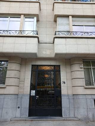 Ruim en karaktervol Art Deco-appartement van 130 m² aan de Frankrijklei.
Instapklaar, onbemeubeld en stijlvol gerenoveerd appartement op de 4de verdieping, midden in de gegeerde theaterbuurt.
Dit prachtige appartement combineert authentieke Art Deco-elementen met hedendaags comfort. De royale leefruimtes, hoge lichtinval en kwalitatieve afwerking maken dit een bijzonder aangenaam stadsappartement.
Troeven:
• ca. 130 m² woonoppervlakte
• Ruime, lichte living van 42 m² met stalen raam en open zicht op de Frankrijklei
• Authentiek visgraatparket en nieuwe ‘Winckelmans’ dambord-vloeren
• 2 slaapkamers, waaronder een zeer ruime hoofdslaapkamer van ca. 25 m²
• Gerenoveerde keuken, inclusief vaatwasser, oven, koelkast, diepvriezer en kookvuur. Met aansluitend praktische berging met aansluiting voor wasmachine en droogkast
• Nieuwe badkamer met inloopdouche, toilet en lavabo-meubel
• Ruime inkomhal met videofoon, vestiairekast en gastentoilet
• Gekeurde elektriciteit en hoogrendementsglas
• Rolluiken aan de voorzijde
• Privékelder en gemeenschappelijke fietsenstalling
• Authentieke gemeenschappelijke inkomhal en charmante ‘Parijse’ lift
Beschikbaar vanaf 1 oktober 2026
GEEN IMMO