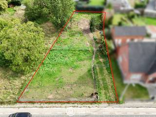 Ben je op zoek naar een mooi perceel waar je jouw eigen woning kunt realiseren? Wij verkopen in Eik een mooie bouwgrond van 7 are 57 centiare aan, bestemd voor een open bebouwing. Een interessante kans voor wie graag van nul begint en een woning wil bouwen die helemaal aansluit bij de eigen woonwensen.<br /><br />De bouwgrond is volgens de verkavelingsvoorschriften bestemd voor een grondgebonden eengezinswoning. De woning wordt ingeplant binnen het aangeduide bouwkader en op de voorbouwlijn zoals vastgelegd op het verkavelingsplan. De vrijstaande gevels moeten minstens 3 meter van de perceelsgrenzen blijven.<br /><br />De belangrijkste bouwvoorschriften op een rij:
<ul>
<li><strong>Oppervlakte</strong>: 7a 57ca</li>
<li><strong>Bebouwing</strong>: open bebouwing</li>
<li><strong>Maximale gevel-/bouwbreedte</strong>: 11 meter volgens het verkavelingsplan</li>
<li><strong>Bouwdiepte gelijkvloers</strong>: maximaal 17 meter</li>
<li><strong>Bouwdiepte verdieping:</strong> maximaal 12 meter</li>
<li><strong>Aantal bouwlagen</strong>: maximaal 2 volwaardige bouwlagen</li>
<li><strong>Dakvorm</strong>: vrij te kiezen tussen een plat of hellend dak</li>
<li><strong>Dakrandhoogte plat dak</strong>: maximaal 7 meter</li>
<li><strong>Nokhoogte hellend dak</strong>: maximaal 11,50 meter</li>
</ul>
Dankzij deze afmetingen heb je heel wat mogelijkheden om een ruime, hedendaagse gezinswoning te ontwerpen. Denk aan een open leefruimte met grote raampartijen, voldoende slaapkamers en een fijne verbinding met de tuin. Uiteraard moet het uiteindelijke ontwerp steeds voldoen aan de geldende stedenbouwkundige en verkavelingsvoorschriften. De volledige verkavelingsvoorschriften kan je eenvoudig opvragen via ons kantoor. Zo beschik je meteen over alle informatie om samen met je architect de mogelijkheden verder te bekijken.<br /><br />Zie jij hier jouw toekomstige woning al? Neem contact met ons op voor meer informatie over deze bouwgrond van 7a 57ca in Eik of vraag meteen de verkavelingsvoorschriften op.<br />📩 mariek@optie-m.be<br />📞 011 23 11 01<br /><br />Wil je weten wat jouw woning of bouwgrond waard is? Contacteer ons gerust via bovenstaande gegevens.<br />