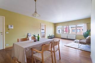 Dit aangename appartement is gelegen op de tweede verdieping van een kleinschalige residentie met lift, in het hart van Hove. Dankzij de centrale ligging bevinden winkels, scholen, horeca en dagelijkse voorzieningen zich op wandelafstand. Ook het station van Hove en de verbindingen richting Antwerpen zijn vlot bereikbaar.<br /><br /><br />Via de inkomhal komen we in de ruime en lichtrijke woonkamer aan de voorzijde. Aansluitend bevindt zich de volledig geïnstalleerde keuken met daarnaast een ruime berging, voorzien van aansluiting voor een wasmachine.<br /><br />Aan de achterzijde bevinden zich twee slaapkamers, die beide rechtstreeks toegang bieden tot het zuidgerichte terras. De badkamer beschikt over een dubbele lavabo en douche. Verder is er een afzonderlijk gastentoilet aanwezig.<br /><br />Een privatieve kelderberging zorgt voor extra opbergruimte. Bovendien bestaat de mogelijkheid om een garagebox aan te kopen voor € 10.000.<br /><br />Een praktisch ingedeeld appartement met aangename buitenruimte, gelegen op een centrale en gegeerde locatie in Hove. Ideaal voor wie comfortabel wil wonen met alle voorzieningen binnen handbereik.<br /><br />Verplichte vermeldingen: <br />EPC: E – 447 kWh/m²/jaar (renovatieverplichting), P-score: A, G-score: A, Stedenbouwkundige inlichtingen: in aanvraag.
