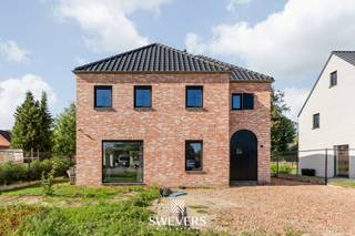 Voor meer info en foto’s, surf naar www.swevers.be – In Tessenderlo-Ham, aan de Sparrenweg 195, ontdek je deze instapklare open bebouwing uit 2022...