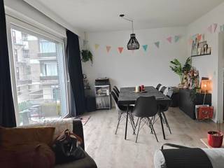 Sfeervol gerenoveerd appartement met terras en parking!<br /><br />Aarschot is zo’n plek waar alles mooi in balans voelt: levendig, maar nooit te druk. Stedelijk, maar met voldoende ademruimte. Op wandelafstand van het centrum bevindt zich dit verzorgd appartementsgebouw waarin dit gerenoveerde appartement gelegen is. Een fijne combinatie van licht, privacy en hedendaags comfort.<br /><br />Het appartement werd volledig gerenoveerd in 2023 en voelt modern, fris en instapklaar aan. Via de inkomhal bereik je de ruime slaapkamer, een handige bergkast, een apart toilet, een praktische ingerichte badkamer met douche en de lichtrijke leefruimte. Vanuit deze leefruimte heb je toegang tot de ingerichte keuken én het aangename zuidgerichte terras. Hier geniet je van een mooi uitzicht op de kerk en van zonnige ochtenden met een kop koffie en een verse croissant.<br /><br />De keuken is praktisch ingericht en uitgerust met alle nodige comfort, waaronder een combi-oven, ingebouwde koelkast met diepvriesvak, keramische kookplaat, dampkap en ingebouwde vaatwasser.<br /><br />De slaapkamer ligt achteraan, wat zorgt voor extra rust en privacy. Daarnaast beschikt het appartement over een tweede kamer die perfect kan dienen als kinderkamer, dressing of extra bergruimte, afhankelijk van jouw wensen.<br /><br />Dankzij de renovatie in 2023 beschikt het appartement over conforme elektriciteit en een energiezuinig karakter. De ramen zijn vernieuwd in 2023 en ook voorzien van elektrische zonnewering buiten (met afstandsbediening). De verwarming is met een elektrische warmtepomp, ook te gebruiken als airco. Met een EPC-score van 145 kWh/m² behaalt het appartement dan ook een gunstig B-label. <br /><br />Verder zijn er nog een private kelderberging en een private autostaanplaats inbegrepen.<br /><br />Ben je op zoek naar een instapklaar appartement op een centrale ligging in Aarschot? Kom dan zeker zelf de sfeer en het comfort van dit appartement ontdekken.
