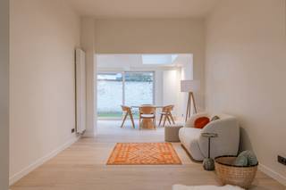 Gerenoveerde woning met vier slaapkamers rondom Gent <br /><br />EPC-score: A <br />MOBISCORE: 8,5/10 <br /><br />Deze woning werd recent volledig gerenoveerd en bevindt zich in een vlot bereikbare straat met een uitstekende verbinding naar het centrum van Gent. <br /><br />De indeling is als volgt: Op het gelijkvloers komt u binnen in de ruime inkomhal met gastentoilet. Doorlopend krijgt u toegang tot de driedubbele leefruimte met open keuken, tevens volledig ingericht met kwalitatieve toestellen (SIEMENS). Het grote schuifraam en de lichtkoepel zorgen voor veel natuurlijk licht in de leefruimte. <br /><br />Via het schuifraam achteraan heeft u toegang tot de charmante stadstuin met aansluitend een terras. De eerste verdieping beschikt over twee slaapkamers, waaronder de master bedroom, een volledig geïnstalleerde badkamer met douche, dubbel wasmeubel en toilet, en ook een wasplaats. De tweede verdieping beschikt nogmaals over twee ruime slaapkamers alsook de tweede badkamer met ligbad en lavabomeubel. <br /><br />Ideaal voor starters, gezinnen, investeerders,.... <br /><br />Zeker een bezoek waard!