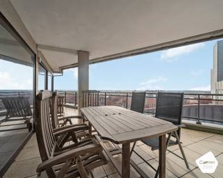 Dit instapklare <strong>één</strong> <strong>slaapkamer</strong> <strong>appartement</strong> situeert zich op een <strong>unieke</strong> <strong>locatie</strong> in het midden van de Zeedijk. Via de leefruimte heeft u rechtstreekse toegang tot het volledig <strong>overdekt</strong> <strong>zuidgericht</strong> <strong>terras</strong> van maar liefst <strong>27m2</strong> waar u kunt genieten van zowel een <strong>zijdelings</strong> <strong>zeezicht</strong> alsook een <strong>open<strong> </strong>zicht</strong> over het <strong>hinterland</strong>. De zon komt op het terras vanaf de late voormiddag tot de zonsondergang.<br /><br />Bij het binnenkomen van het appartement  begeeft zich voor u de <strong>ruime</strong> <strong>lichtrijke</strong> <strong>leefruimte</strong> en <strong>eetkamer</strong> met een <strong>volledige</strong> <strong>geïnstalleerde</strong> <strong>open</strong> <strong>keuken</strong> met zicht op het terras. Via de leefruimte is er <strong>toegang</strong> tot het <strong>terras</strong> via de<strong> 8 meter lange schuiframen</strong> waar u kunt <strong>genieten</strong> van zowel de <strong>namiddagzon</strong>, een <strong>zonsondergang</strong> als een <strong>lateraal</strong> <strong>zicht</strong> op <strong>zee</strong>. Gezien de grote leefruimte is het mogelijk hier een tweede slaapkamer te creëren. Verder in het appartement situeert zich de <strong>ene</strong> <strong>ruime</strong> <strong>slaapkamer</strong> let <strong>aanpalend</strong> <strong>terras</strong>. Er is tevens een <strong>extra</strong> <strong>slaapmogelijkheid</strong> (voor 2 personen) in de leefruimte via het <strong>uitrekbaar</strong> <strong>bed</strong>.<br /><br />Verder beschikt het appartement over een ruime <strong>badkamer</strong> met zowel <strong>douche</strong>/<strong>bad</strong> en een dubbele lavabo. -<br /><br />De eigenaar biedt u de <strong>mogelijkheid</strong> tot het <strong>aankopen</strong> van een enkele en/of dubbele <strong>staanplaats</strong>. (€42.000 of €79.000). Daarnaast kan ook een <strong>ruime</strong> <strong>kelder</strong> extra <strong>aangekocht</strong> <strong>worden</strong> (€28.000). Deze bieden een <strong>hoog</strong> <strong>rendement</strong> die aangetoond kan worden via het huurcontract. Dit appartement wordt <strong>bemeubeld</strong> verkocht.<br /><br />Dit appartement is gelegen op de <strong>achtste</strong> <strong>verdieping</strong> in de residentie Bristol en is bereikbaar met de <strong>lift</strong>. Gezien de allerhande troeven die het appartement geeft kan dit zowel gebruikt worden als <strong>hoofdverblijfplaats</strong>, <strong>tweede</strong> <strong>verblijf</strong> of als <strong>investering</strong>.