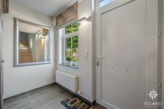 Welkom in deze prachtige villa in Tremelo, een warme en comfortabele thuis waar ruimte, licht en gezelligheid mooi samenkomen. De woning werd gebouwd in 2009 en beschikt over een bewoonbare oppervlakte van 219 m² op een mooi perceel van 645 m². Dankzij de aangename indeling voelt elke ruimte ruim en licht aan en is er volop plaats om samen te genieten én tot rust te komen.<br /><br />De villa beschikt over drie ruime slaapkamers en een comfortabele, volledig uitgeruste badkamer met ligbad, inloopdouche, toilet en dubbele wastafel. Alles is aanwezig om het dagelijkse leven met het hele gezin aangenaam en comfortabel te maken. Naast de keuken bevindt zich een handige praktische berging, ideaal als extra opbergruimte. Daarnaast beschikt de woning over een ruime inpandige garage. De woning is bovendien uitstekend onderhouden en voorzien van zonnepanelen met een vermogen van 4.640 Wp, een mooie meerwaarde met het oog op energiezuinig en comfortabel wonen.<br /><br />Een absolute troef is de prachtige, zuid gerichte tuin. Hier geniet je volop van het buitenleven en krijg je meteen dat heerlijke vakantiegevoel. Het sfeervolle loungegedeelte vormt een echte verlenging van de leefruimte en wordt overdekt door een mooie pergola die langs drie zijden afsluitbaar is. Zo creëer je een gezellige plek om te ontspannen, gezellig samen te zijn of te genieten van lange zomeravonden in alle rust en privacy.<br /><br />Ook de ligging is een sterke troef. Je woont in een rustige en aangename omgeving in Tremelo, terwijl lokale voorzieningen en belangrijke uitvalswegen vlot bereikbaar zijn. Deze villa is dan ook een heerlijke combinatie van ruimte, comfort, privacy en een ontspannen levensstijl.<br /><br />Een woning waar je je meteen thuis voelt en waar binnen én buiten alle ingrediënten aanwezig zijn om er volop van te genieten.