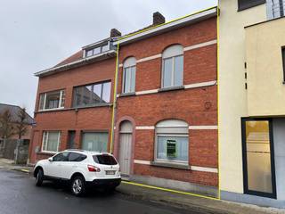 Deze charmante woning bevindt zich op een topligging in het centrum van Waregem. Alle faciliteiten zoals winkels, openbaar vervoer, station, ontspanning, enz. zijn op wandel- en fietsafstand. De woning combineert hedendaags wonen met ruimte tot in de nok!<br /><br />Indeling op het gelijkvloers:<br />- ruime inkomhal met trap en toegang tot de kelder<br />- grote leefruimte met laminaatvloer<br />- volledig ingerichte aparte keuken met keramische kookplaat, dampkap, oven, koelkast, spoelbak en vaatwasmachine<br />- berging/wasruimte: aansluitend aan de keuken.<br />- apart toilet met wastafel.<br /><br />Buiten geniet je van een gezellige stadstuin met achterliggende uitweg en een ruime berging/polyvalente ruimte.<br /><br />Op de eerste verdieping bevindt zich:<br />- nachthal op tussen verdiep met dressing<br />- ingerichte badkamer met ligbad, douche, lavabo en toilet<br />- 2 volwaardige slaapkamers.<br /><br />Op de dakverdieping is er een zeer ruime derde slaapkamer.<br /><br />De aparte garage is bereikbaar via de tuin of uitweg in de Putmanstraat naast de woning en dient bij gehuurd te worden aan 50 €/maand.<br /><br />Extra voorzieningen:<br />- Verlichtingsarmaturen<br />- CV op aardgas<br />- Waterverzachter<br />- Stads- en regenwater<br /><br />Beschikbaar vanaf 1/12/2026.