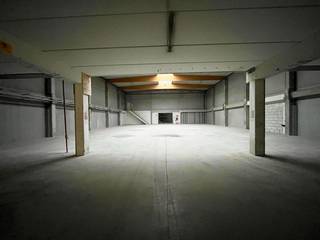 Welgelegen bedrijfsgebouw bestaande uit een opslagruimte van 2.120 m² met 122 m² mezzanine, 871 m² kantoren en 600 m² buitenstockage te huur op...