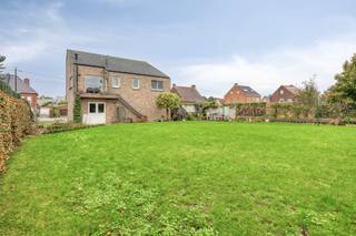 Bent u op zoek naar een huis met een grote ruimte voor een praktijk, kantoor of handelszaak? Lees dan zeker alle info op dewaele.com of bel...