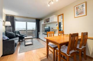 Modern gemeubelde studio met slaaphoek. Deze studio, gelegen op een zucht van zee en duinen biedt u een living met open keuken, terras , slaaphoek, badkamer met lavabo, douche en toilet. Mogelijkheid tot aankoop ondergrondse staanplaats. EPC ATTEST B !