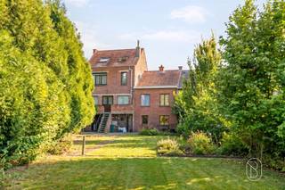 Bent u op zoek naar een rustig gelegen, uitzonderlijk ruime bel-etagewoning met maar liefst 5 slaapkamers, 3 badkamers, 2 inpandige garages en een grote tuin? Deze woning, gelegen op een royaal perceel van 1.230 m², biedt een zee aan ruimte en tal van mogelijkheden voor grote gezinnen of wie wonen en ruimte graag combineert.INDELING: op het gelijkvloers verwelkomt een ruime inkomhal u en vindt u 2 inpandige garages, een eerste badkamer en toegang tot de grote tuin. Op de eerste verdieping bevinden zich de hal, een apart toilet, een ruime woonkamer, een grote keuken en een tweede woonkamer, ideaal als extra leefruimte, bureau of ontspanningsruimte.De tweede verdieping omvat een nachthal, 3 slaapkamers en een badkamer. Op de derde verdieping bevinden zich nog eens 2 ruime slaapkamers en een derde badkamer. Bovendien is er nog een zolderruimte die verder ingericht kan worden, wat deze woning nog meer mogelijkheden geeft.Voor wie is dit pand ideaal?♦ Voor grote of samengestelde gezinnen die nood hebben aan veel slaapkamers en leefruimte.♦ Voor wie op zoek is naar een ruime woning met meerdere badkamers, veel parkeermogelijkheden en een royale tuin.♦ Voor wie extra ruimte wenst voor een bureau, hobbyruimte of andere invulling.Te koop via Immo Beguin, jouw vastgoedexpert sinds 2009. Met kantoren in Ronse, Waregem, Kortrijk, Deinze, Doornik, Lessines, Moeskroen en Nieuwpoort