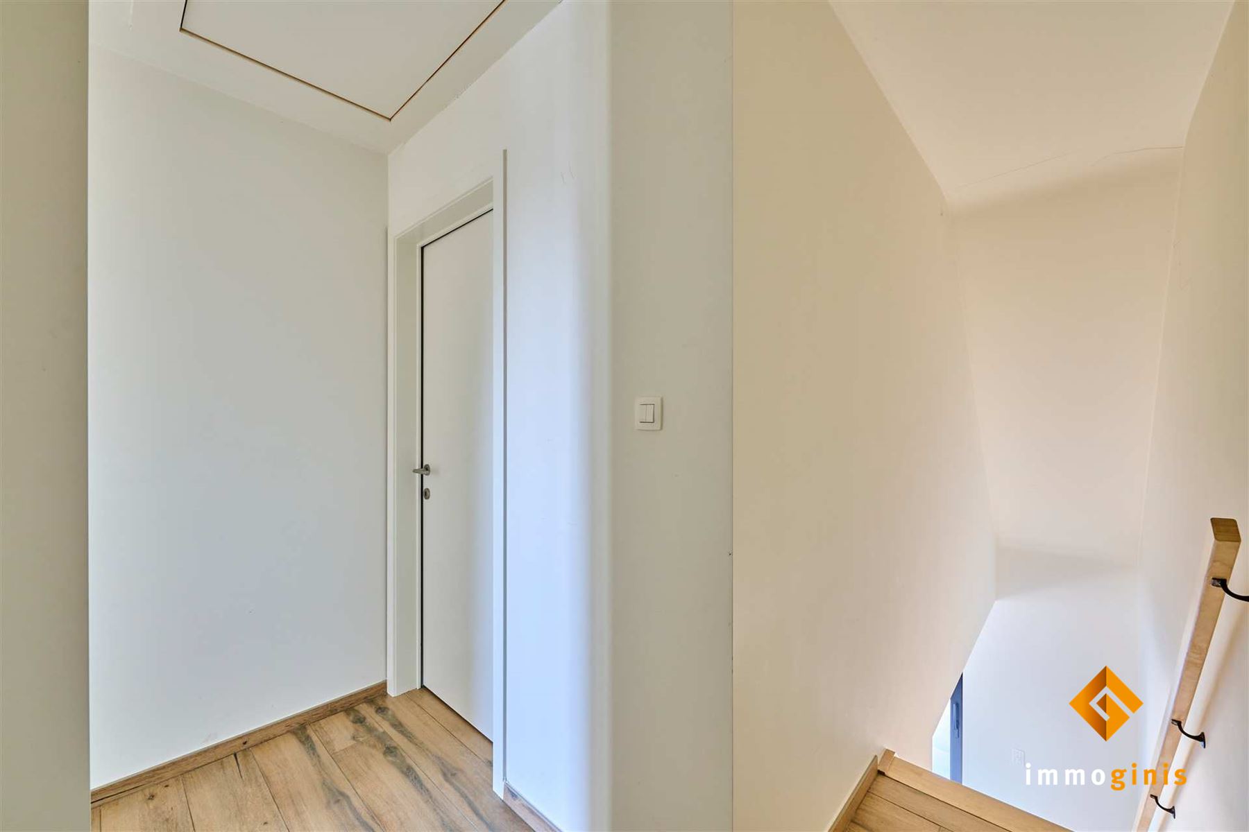 Ruim duplexappartement met 2 slaapkamers, groot terras, kelderberging en carport. - foto 5