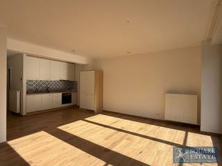 <p><span>Square Estate presenteert u deze prachtige studio van ongeveer 40 m² op de eerste verdieping van een klein appartementencomplex in de buurt van winkels, openbaar vervoer en alle voorzieningen.</span></p><p><span> </span></p><p><span>De studio is als volgt ingedeeld: een hal, een grote woonkamer, een doucheruimte met ruimte voor een wasmachine, een apart toilet en een klein terras.</span></p><p><span> </span></p><p><span>Deze studio beschikt ook over een kelder, een fietsenstalling en een buiten parkeerplaats tegen een toeslag van  70/maand. De gemeenschappelijke kosten bedragen  20 per volwassen bewoner. </span></p><p><span> </span></p><p><span>Voor meer informatie of om een bezichtiging te plannen, kunt u contact opnemen met Square Estate op 02/460.42.01 of via <span>info@square-estate.be</span></span><span> </span></p>
