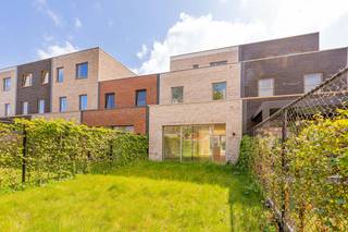 <p>Welkom in deze stijlvolle en energiezuinige woning gelegen aan de Jommekestraat 31 in Turnhout. Via de inkomhal met gastentoilet betreden we deze moderne woning. De lichtrijke leefruimte met grote raampartijen geniet van een overvloed aan natuurlijk licht en biedt een aangename connectie met de tuin. De open keuken vormt het centrale hart van de woning en biedt alle ruimte om gezellig te koken en samen te genieten. Aansluitend bevindt zich een praktische berging. Vanuit de leefruimte heeft u rechtstreeks toegang tot de privatieve tuin, waar het heerlijk vertoeven is.</p><p>Op de verdiepingen beschikt de woning over drie volwaardige slaapkamers en een moderne badkamer, uitgerust met alle nodige comfort. Bij interesse kan u een afspraak aanvragen via onze website. </p>