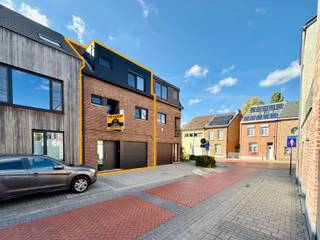 Op zoek naar een woning die ruimte, comfort en een praktische indeling combineert? Ontdek deze woning in de Kongostraat 4 te Kontich, waar je geniet van een interessante indeling over meerdere verdiepingen, een ruime garage en tal van mogelijkheden.<br />Op het gelijkvloers vind je een ruime garage, ideaal voor je wagen, fietsen en extra bergruimte. Daarnaast is er een afzonderlijke bureauruimte die perfect dienst kan doen als thuiswerkplek, hobbyruimte of polyvalente ruimte.<br />Op de eerste verdieping bevindt zich de leefruimte, waar je gezellig kunt samenkomen met familie en vrienden.<br /><br />Aansluitend vind je de keuken, die het praktische hart van de woning vormt.<br /><br />De bovenste verdieping beschikt over drie slaapkamers en een badkamer. Daarmee biedt deze woning voldoende ruimte voor een gezin, maar ook voor wie graag een extra kamer voorziet als dressing, logeerkamer of hobbyruimte.<br />Ook op technisch vlak zijn er al verbeteringen uitgevoerd, waaronder vernieuwde ramen, wat bijdraagt aan het wooncomfort.<br /><br />De woning is gelegen in Kontich, een gegeerde gemeente waar je comfortabel kunt wonen en verschillende voorzieningen binnen handbereik hebt.<br />EPC :  121kWh/m<sup>2</sup> (Label B)<br />Stedenbouwkundige inlichtingen in aanvraag<br />Waterinfo : P-Score = A, G-Score = A<br /><br /><br />Dit is niet wat je zoekt ? Al gehoord van AANKOOPBEGELEIDING ?   Wij zoeken, bezoeken en onderhandelen mee met jou voor eigendommen die worden aangeboden door particulieren, andere makelaars of eigendommen die zelfs (nog) niet te koop staan?<br />Vraag meer informatie over aankoopbegeleiding via welkom@dehuisleverancier.be of 0489/069.000<br /><br />de Huisleverancier : Persoonlijk, voor iedereen Service, Kwaliteit en Vertrouwen !