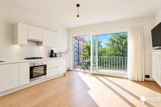 <p>Ontdek dit charmante appartement, gelegen op de tweede verdieping van een rustige residentie aan de Van Bunnenlaan in het prachtige Knokke-Heist nabij de Lippenslaan. Met een woonoppervlakte van 36 m² biedt dit instapklare appartement een comfortabele leefruimte die ideaal is voor een ontspannen levensstijl. De smaakvolle indeling omvat een gezellige woonkamer, een volledig geïnstalleerde keuken en een functionele badkamer die aan al uw wensen voldoet.</p>

<p>Het appartement biedt u een pied-à-terre in het bruisende Knokke-Heist met het strand, zee en talrijke voorzieningen vlakbij.<br />Daarnaast is er een handige privatieve kelder en gemeenschappelijke fietsenberging aanwezig, waar u gemakkelijk spullen kunt opbergen.<br />Mis deze unieke kans niet en ontdek uw ideale investering aan de Belgische kust!<br />Interesse in deze woning?<br />Neem gerust contact op voor meer informatie of om een bezoek in te plannen op het nr +32477377588.<br />Jeremy Poppe – Erkend vastgoedmakelaar<br /> </p>