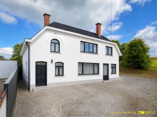 <br /><br />RUIME GEZINSWONING met 5 SLAAPKAMERS, gelegen op een RUSTIGE LOCATIE te Ninove. Dankzij het RUIME WOONVOLUME van ca. 214m² biedt deze eigendom bijzonder veel POTENTIEEL om mits RENOVATIE uit te groeien tot een MODERNE en COMFORTABELE GEZINSWONING. De woning geniet van een GUNSTIGE LIGGING met een VLOTTE VERBINDING naar belangrijke INVALSWEGEN en de E40, waardoor BEREIKBAARHEID een ABSOLUTE TROEF vormt.<br />De indeling gaat als volgt: via de inkomhal heeft u meteen toegang tot een praktische bureau- of hobbyruimte, ideaal voor thuiswerk of extra opslag. Aansluitend bevindt zich de ruime woonkamer, een te moderniseren badkamer, een praktische berging/toilet en een in te richten keuken. Op de 1ste verdieping beschikt de woning over maar liefst 5 slaapkamers, wat zorgt voor voldoende ruimte voor een groot gezin of extra hobby-/werkruimtes.<br />Buitenshuis geniet u van een ruime oprit en een groene tuin, waar u volop kan genieten van rust en buitenruimte.<br /><br />Adres: Hellestraat 44 te Ninove<br /><br />EPC: 614kWh/m², G-score en P-score A, Renovatieplicht van toepassing, Bestuursmaatregelen in het maatregelenregister: Neen