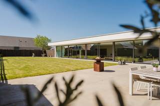 Bij het betreden van de woning valt direct de enorme glaspartij op. Met een lengte van maar liefst 30 meter en een perfecte zuid-oriëntatie, wordt...
