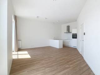<p>Ce lumineux appartement deux chambres bénéficie d'un emplacement de premier choix à Malines, à distance de marche des commerces, de l'horeca, des transports en commun et de tout ce que le centre-ville a à offrir. Grâce à son agencement agréable et à sa luminosité généreuse, vous profitez ici d'un cadre de vie confortable et chaleureux. Le vaste séjour constitue le cœur de l'appartement et communique avec la cuisine ouverte. Il en résulte un espace agréable et ouvert où cuisiner, se détendre et se retrouver vont naturellement de pair. Depuis le séjour, vous accédez à la terrasse, un endroit agréable pour profiter de l'extérieur. L'une des deux chambres donne également un accès direct à la terrasse. L'appartement compte deux chambres, vous offrant ainsi, en plus d'une chambre principale confortable, la possibilité d'aménager une deuxième chambre, un bureau ou un espace de loisirs. On y trouve également une salle de bains et un WC séparé. Une cave privative constitue un atout supplémentaire, offrant un espace de rangement pratique pour, par exemple, les objets saisonniers, les vélos ou tout ce que vous préférez garder hors de vue. L'emplacement de parking spacieux représente un avantage considérable à cet emplacement central de Malines. L'emplacement de parking et la cave sont à louer obligatoirement en supplément, pour un montant de 125 € par mois. Le loyer mensuel de l'appartement s'élève à 1.095 €. À cela s'ajoutent 50 € de charges communes par mois. Toutes les consommations sont individuelles. Vous profitez ainsi d'un cadre de vie calme et confortable, tout en bénéficiant d'une situation centrale, avec la ville littéralement à portée de main. Commerces, restaurants, services et transports en commun sont facilement accessibles à pied. Si vous recherchez un appartement deux chambres avec terrasse, cave et emplacement de parking dans un emplacement de premier choix à Malines, ce bien constitue une opportunité intéressante. Demandez rapidement votre visite via www.living-stone.be !</p>