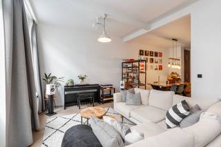 <p><strong>Te koop: Instapklaar wonen op een toplocatie in Antwerpen!</strong></p>
<p>Welkom in dit charmant en instapklaar appartement, waar comfort, licht en een uitstekende ligging perfect samenkomen. Dankzij de hoge plafonds en de grote raampartijen baadt de leefruimte in natuurlijk daglicht. Het gezellig terras achteraan vormt de ideale plek om te genieten van een koffie in de ochtend of een aperitief na het werk.<br />Ook de ligging is een absolute meerwaarde. In deze gegeerde buurt woont u op wandelafstand van het Stadspark, Harmoniepark en Albertpark. Winkels, openbaar vervoer en alle dagelijkse voorzieningen bevinden zich binnen handbereik. Bovendien geniet u van een vlotte verbinding naar het stadscentrum en de belangrijkste invalswegen.<br /><br />Belangrijkste ruimtes:<br />• Woonkamer met hoge plafonds en veel lichtinval<br />• Uitgeruste open keuken<br />• Een ruime slaapkamer<br />• Badkamer met inloopdouche en dubbele wastafel in meubel<br />• Toilet met handenwasser<br />• Wasplaats met ingemaakte kasten<br />• Kelderberging<br /><br />Troeven:<br />• Kleinschalig gebouw met slechts 3 mede-eigenaars<br />• Zonnig terras achteraan<br />• Uitstekende bereikbaarheid, nabij invalswegen, winkels, horeca en openbaar vervoer<br /><br />Neem vandaag nog contact op met je ERA-makelaar voor een bezoek. JOUW DROOMAPPARTEMENT. ZO GEVONDEN!</p>