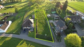 Immo Pické biedt U dit prachtig perceel bouwgrond aan voor een open bebouwing. Deze bouwgrond is gelegen tussen de weilanden en in een rustige straat maar toch in de onmiddellijke omgeving van scholen, winkels, openbaar vervoer en de belangrijkste verbindingswegen.<br /><br />Bouwvoorschriften:<br />- Voorgevelbreedte: 12m<br />- Bouwdiepte: 15m<br />- Hellend dak verplicht<br />- Bijgebouwen: maximale oppervlakte van 40m²<br />- Bouwvrije zijdelingse strook: 3m<br />- Verplichte achteruitbouwstrook
