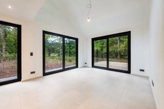 [[ DIT PAND NEEMT DEEL AAN DE ERA OPEN HUIZEN DAG OP 6/12 VAN 9:30 TOT 10:30 ]]
<p><strong>Vakantiewoning omringd door groen en rust </strong></p>

<p>Op een idyllische locatie, <strong>omringd door groen en nabij een vijver</strong>, bevindt zich deze <strong>nieuwbouw vakantiewoning</strong>. Let wel: het betreft een <strong>vakantiewoning waar geen permanente domicilie mogelijk is</strong>. Bij aankoop geldt <strong>21% BTW op de nieuwbouwconstructie</strong>. Deze eigendom is volledig instapklaar, afgewerkt met kwalitatieve materialen en ideaal voor wie op zoek is naar een tweede verblijf of een plek om tot rust te komen in een natuurlijke omgeving.</p>

<p>Bij binnenkomst via de hal (6m²) kom je terecht in de lichtrijke leefruimte (20m²) die een mooi zicht biedt op de groene omgeving. De open keuken is uitgerust met ingemaakte kasten en alle toestellen, waaronder een inductiekookplaat, oven en vaatwasser. Daarnaast is er een handige berging (3m²) die dienstdoet als technische ruimte. De woning beschikt verder over een slaapkamer (11m²) en een moderne badkamer (5m²) met inloopdouche en wastafel in meubel. Het aparte toilet (1m²) vervolledigt de indeling.<br /><br />Deze vakantiewoning combineert <strong>nieuwbouwcomfort met een groene en rustige ligging</strong>. Dankzij de slimme indeling en moderne afwerking geniet je hier van een compact maar gezellig tweede verblijf, midden in de natuur.</p>