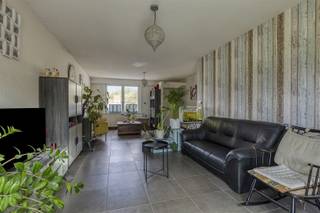 <p>Welkom in deze charmante woning te Herselt, waar comfort en stijl samenkomen in een zeer groene omgeving. Dit huis biedt een ruime leefruimte met een warme en uitnodigende sfeer. De ruime keuken, voorzien van veel werkblad en kastruimte, is een droom voor elke kookliefhebber.</p><p>Geniet van de rust in de lichte en open woonkamer, perfect voor gezinsontspanning of het ontvangen van gasten. De grote raampartijen laten volop natuurlijk licht binnen, waardoor de ruimte altijd helder en vrolijk aanvoelt.</p><p>Deze woning telt 2 badkamers waarvan 1 voorzien met een ligbad op het gelijkvloers met een groot en zeer gerieflijk lavabomeubel. Naast de badkamer op het gelijkvloers kunt u het eerste van twee toiletten terugvinden.</p><p>De stijlvolle tweede badkamer op de 1ste verdieping is uitgerust met dubbele wastafels, toilet en een comfortabele inloopdouche, ideaal voor uw dagelijkse routine. Het huis beschikt ook over een handige wasruimte (ook uitgerust met douche) die veel extra opbergruimte biedt.</p><p>Buiten vindt u een ruim terras met indien u dit wenst een prachtig uitzicht op de groene omgeving, een ideale plek voor buitenmaaltijden of om eenvoudigweg te ontspannen. De indeling van de op te frissen tuin laat veel vrijheid voor persoonlijke invulling, of het nu gaat om tuinieren of het creëren van een speelruimte (zwembad, schommel, trampoline) voor kinderen.</p><p>Met parkeergelegenheid voor 5 wagens voor de deur, biedt dit huis u alle mogelijkheden privé als gecombineerd met een zelfstandige zaak. De ligging, de oriëntatie, het uitzicht, de binnen en buiten ruimte en het natuurlijk licht zijn maar enkele van de vele troeven die deze woning u te bieden heeft.</p><p>Wacht dus niet te lang en kom en ontdek het enorme potentieel van deze unieke woning in Herselt.</p><p><i><strong>Voor meer info en een helder bezoek mag u Bert telefonisch contacteren op het nummer 0496/33.24.56 en mailen naar Bert@maximm.be.</strong></i></p>