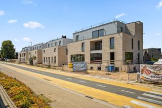Gelegen op de hoek van de Glabbeeksesteenweg en de Leuvensesteenweg bevindt zich dit uiterst gunstig gelegen handelspand dat casco wordt opgeleverd in het Project de Poort van Winge.<br />Verschillende invullingen zijn mogelijk in deze ruimte van een praktijk, handelsruimte tot kantoorruimte.<br /><br />- Zeer grote visibiliteit<br />- Zeer vlot te bereiken vanuit alle omliggenden steden en gemeenten<br /><br />Vooraan het pand bevinden zich 3 staanplaatsen (niet inbegrepen in de prijs).<br />Ondergrondse parkeerplaats(en) en ruime berging zijn bij aan te kopen.<br />Nutsvoorzieningen en afvoer voorzien in de ruimte<br /><br />Maak een afspraak om het pand te bekijken en de mogelijkheden hiervan te bespreken.<br />Realestate@incigno.be - 0472/ 585 000
