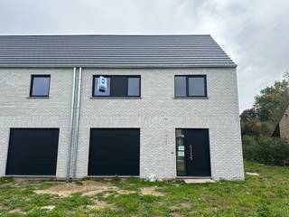 Vlak naast het groene Hollebeekpark, bouwt Hectaar twee charmante halfopen nieuwbouwwoningen. Hier geniet je van energiezuinig comfort én een unieke ligging: op slechts vijf minuten van het centrum van Merelbeke, met een wandelpad naast de woning dat rechtstreeks uitgeeft op het achterliggende natuurgebied.<br /><br />Deze moderne woning is gelegen op een perceel van 761 m² en biedt een bewoonbare oppervlakte van 165 m². Ze wordt volledig instapklaar opgeleverd – inclusief schilderwerken, verlichting, laminaat op de slaapkamers en nachthal. Kortom: verhuizen en genieten!<br /><br /><strong>Indeling van de woning lot 02</strong>;
<ul>
<li>Gelijkvloers; Inkomhal met gastentoilet, lichtrijke leefruimte met open keuken (42,4m²), ruime inpandige garage (20m²)</li>
<li>Verdieping; nachthal met apart toilet, 3 slaapkamers (16,2m² - 13,3m² - 13,8m²) en badkamer met ligbad, douche en dubbele lavabo (7,5m²)</li>
<li>Zolder; extra uitbreidingsmogelijkheden - mogelijkheid tot plaatsen vaste trap voorzien</li>
</ul>
<br /><strong>Troeven van deze woning:</strong>
<ul>
<li>Energiezuinig;</li>
<li>Vloerverwarming op het gelijkvloers;</li>
<li>9 zonnepanelen inbegrepen in de prijs</li>
<li>Regenwaterput 7.500l aangesloten op toiletten/wasmachine/buitenkraan</li>
</ul>
Ben je op zoek naar een nieuwe thuis die écht af is? Neem dan snel contact op voor een bezoek!