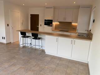 <strong>Te huur – Instapklaar 2-slaapkamerappartement met garage in Lier.</strong><br /><br />Rustig gelegen en <strong>recent gerenoveerd appartement op de 2de verdieping met lift</strong>, gelegen in de Frankenweg 12 te Lier.<br /><br />Het appartement werd recent volledig opgefrist en beschikt over een <strong>nieuwe keuken, nieuwe badkamer, nieuwe verwarming en werd volledig geschilderd</strong>, waardoor het meteen instapklaar is.<br /><br /><strong>Indeling: inkomhal, ruime en lichtrijke living, volledig vernieuwde keuken, nieuwe badkamer, apart toilet, berging, 2 slaapkamers en terras met zonnetent</strong>.<br /><br />Daarnaast is er een <strong>private berging op het gelijkvloers</strong>.<br /><br /><strong>Een garage is verplicht bij te huren (€ 70/maand).</strong><br /><br />Extra informatie:<br />EPC: 250 kWh/m² (label C)<br /><br /><strong>Gemeenschappelijke kosten: € 50/maand.</strong><br /><br /><strong>Onmiddellijk beschikbaar.</strong><br /><br />📍<strong> Ligging: rustig gelegen met vlotte verbinding naar winkels, openbaar vervoer en invalswegen.</strong><br /><br />Interesse of een bezoek plannen?<br />📞 <strong>0473/33 33 33 ✉ philip@wijns.be</strong><br /> 