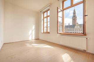 Dit 1-slaapkamerappartement is ideaal gelegen in het hart van Leuven en biedt een prachtig uitzicht op het Ladeuzeplein en de stadsbibliotheek.<br />Bij het betreden van het appartement komt u in een kleine inkomhal terecht met toegang tot de badkamer, uitgerust met een enkelvoudige lavabo, toilet en douche. In de badkamer is er eveneens een aansluiting voor een wasmachine voorzien. <br />Via een tweede hal bereikt u de slaapkamer, de lichtrijke woonkamer en de ruime, volledig uitgeruste keuken met aansluitend een praktische berging.<br />Dankzij de hoekligging geniet elke ruimte van grote raampartijen en een overvloed aan natuurlijk licht.<br />Het appartement werd recent opnieuw geschilderd en is onmiddellijk beschikbaar.<br />De maandelijkse huurprijs bedraagt €1.045 + een provisie van €95 voor verwarming en warm water. De contracten voor water, elektriciteit en internet dienen door de huurder zelf te worden voorzien.<br />Heeft u interesse in dit appartement? Contacteer ons dan voor meer informatie of een bezichtiging ter plaatse! info@covas.be // 016 40 60 20 // www.covas.be