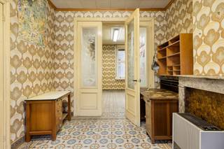 Centraal gelegen met toegang aan de achterzijde...<br /><br />Deze woning heeft de voorbije jaren dienst gedaan als bedrijfspand voor een schrijnwerker en later als magazijn voor een zelfstandig ondernemer. De woning zelf werd ingericht als bureel op het gelijkvloers en een appartementje op de bovenliggende verdiepingen. en heeft als grote troef dat het rechtstreeks verbonden is met het achterliggend magazijn, die een eigen toegang heeft vanuit de achtergelegen straat. (Weggevoerdenstraat).<br />De woning kan opnieuw gerenoveerd worden tot woning of opnieuw op dezelfde manier in dienst genomen worden.