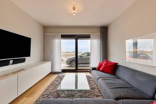 <span><strong>Gelijkvloers appartement aan de dijk. </strong><br /><br /><strong>Indeling: </strong><br />Het appartement is <strong>volledig ingericht </strong>met vast meubilair. De leefruimte op eiken parket beschikt over o.a. hangkasten, TV, LED verlichting,...</span><br /><span>De <strong>volledig geïnstalleerde keuken</strong> is voorzien van een koelkast, vriezer, kookplaat, dampkap met afstandsbediening, combi-oven, koffieapparaat, wijnkoeler en een vaatwasser. <br /></span>Achteraan, de ingerichte slaapkamer met ingemaakte kleerkasten en dubbel bed. <br /><br /><strong>Bijzonderheden: </strong><br />Volledig <strong>gemeubeld</strong>;<br />EPC Label C;<br /><strong>Warmtepomp;</strong><br />Maandelijkse kosten: Beheer, onderhoud/verbruik algemene delen + provisie water; <br />Kelderberging aanwezig.<br /><br /><strong>Ligging: </strong><br />Rustig gelegen vlak tegenover de <strong>Baai van Heist</strong>.