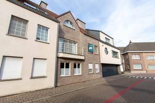 <div><div> <p>Recent energiezuinig appartement met garagebox en lift.</p><p>Op wandelafstand van het centrum van Wijnegem bevindt zich dit recente en energiezuinige appartement op de eerste verdieping van een verzorgd gebouw met lift. De inkomhal met vestiaire geeft toegang tot de leefruimte, afgewerkt met een massieve parketvloer. Aan de voorzijde bevindt zich een gezellig terras. De volledig ingerichte keuken is voorzien van alle toestellen en sluit aan op een praktische berging/wasplaats. Verder beschikt het appartement over twee slaapkamers, waarvan één met ingemaakte kasten, een ruime badkamer met inloopdouche en dubbel wastafelmeubel, en een afzonderlijk gastentoilet met handenwasser. De privatieve garagebox is inbegrepen in de huurprijs. Voorschot algemene onkosten: € 40/maand. </p></div> </div>