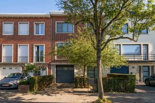 <p>(de prijs is een richtprijs. U mag overbieden, richtprijs bieden of onderbieden. Kijkdag met tijdsloten - reservatie verplicht)<br />Welkom in deze uitzonderlijke en lichtrijke eengezinswoning in de gegeerde wijk Oosterveld. De woning werd gebouwd in 1954, kreeg in 2001 een grondige make-over en combineert vandaag karaktervolle architectuur met ruimte, comfort en kwalitatief maatwerk.<span></span></p>
<p>De ligging is absoluut een troef: rustig en residentieel, maar toch vlak bij parken, gerenommeerde ziekenhuizen, scholen, openbaar vervoer, supermarkten en winkels. Grote raampartijen zorgen doorheen de woning voor een overvloed aan natuurlijk licht. Dankzij onder meer zonnepanelen en achtergevelisolatie werd ook aan energiezuinigheid gedacht.</p>
<p>Indeling:</p>
<p>Op het gelijkvloers verwelkomt de inkomhal u met een vestiaire en apart gastentoilet. De diepe garage beschikt over een automatische poort. Achteraan bevindt zich een gezellige tuinkamer/veranda met een mooi zicht op de tuin. De aangename bureauruimte kan bovendien perfect worden ingericht als extra slaapkamer, hobbykamer of praktijkruimte.</p>
<p>De eerste verdieping vormt het kloppende hart van de woning. Hier vindt u een royale L-vormige leefruimte op parket, uitgerust met talrijke modern ingemaakte kasten. De grote raampartijen creëren een bijzonder ruimtelijk gevoel en geven rechtstreeks toegang tot het zonnige terras, met een trap naar de tuin. De keuken is volledig uitgerust en voorzien van alle hedendaags comfort.</p>
<p>Op de tweede verdieping bevinden zich een lichtrijke nachthal met koepel, een bergruimte, een apart toilet en drie ruime slaapkamers. De badkamer die voorzien is van ligbad en douche.</p>
<p>Een unieke woning met verrassend veel ruimte, licht en mogelijkheden, op een van de meest geliefde locaties van Wilrijk!</p>
<p>EPC: 165 kWh/m²/jaar.</p>
<p>Laat deze buitenkans niet voorbijgaan en plan vandaag nog uw bezoek!</p>