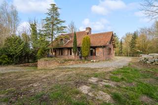 <p>Bent u op zoek naar rust, privacy en een authentieke sfeer? Deze charmante, alleenstaande villa aan de rand van Wetteren biedt de perfecte balans tussen een landelijke ligging en een uitstekende bereikbaarheid nabij belangrijke invalswegen. De woning ligt discreet verscholen van de straatzijde en wordt volledig omgeven door een prachtige, groene tuin waar u in alle sereniteit van de buitenlucht kunt genieten. Bij het betreden van de woning via de ruime inkomhal met gastentoilet ervaart u direct het unieke karakter en de authentieke elementen. De gelijkvloerse verdieping beschikt over een gezellige woonkamer, een functionele keuken en een eerste slaapkamer met aansluitend een grote badkamer, wat de woning ook uitermate geschikt maakt voor wie op zoek is naar een levensloopbestendige indeling. Op de eerste verdieping bevinden zich de overloop, een apart toilet, een praktische bergruimte en nog twee volwaardige slaapkamers. Een absolute troef is de volledige onderkeldering van het pand, die naast een inpandige garage ook een enorme hoeveelheid aan opslagruimte biedt. Technisch gezien scoort de woning een gunstig EPC-label D, wat betekent dat er geen renovatieverplichting rust op het pand. Hoewel de elektriciteit nog gemoderniseerd moet worden en er minimale asbesttoepassingen aanwezig zijn, is de mazouttank reeds conform gekeurd. </p><p>Kortom, een solide en karaktervolle woning op een toplocatie die u de kans biedt om uw droomwoning te realiseren in een oase van groen!</p><p>Alle attesten zijn te downloaden via de Altro Vastgoed website!</p><p>Interesse in deze woning? Neem contact op met Hanne!<br />📞 0456 12 69 08<br />📧 hanne@altro-vastgoed.be<br />📍 Molenstraat 9, Wetteren</p>