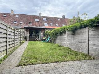 Achter deze charmante gevel treffen we een toffe stadswoning met zonnige tuin. Vanuit Damme geniet je van een vlotte verbinding zowel richting de...