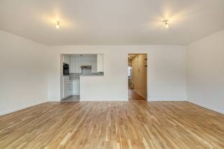 Dit gerenoveerde appartement (2025) met twee slaapkamers en terras in een kleinschalig gebouw te koop nabij het centrum van Waregem, op...