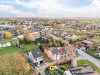 Dit perceel bouwgrond bestemd voor een gesloten bebouwing is gelegen langs de Kortestraat te Waltwilder. <br /><br />Waltwilder is een gunstig gelegen deelgemeente van Bilzen-Hoeselt waar het aangenaam om wonen is in een fijne dorpse sfeer. De Kortestraat is een autoluwe weg op slechts enkele honderden meters van de Maastrichterstraat. Hier zal het rustig om wonen zijn, met tegelijkertijd een vlotte verbinding met het centrum van Bilzen (2,5 km) of Maastricht (8 km). <br /><br />Het perceel heeft een oppervlakte van 3a 37ca en volgende kenmerken:<br />-Breedte aan de straat: 7,70 m<br />-Diepte: 43 m<br />-Maximale bouwdiepte gelijkvloers: 12 + 5 m<br />-Maximale bouwdiepte 1ste verdieping: 12m<br />-Zadeldak verplicht, aan te sluiten op de aanpalende gebouwen<br />-Zuid gerichte tuin <br /><br />Voor meer vrijblijvende info en kopie van de verkavelingsvergunning met -plan en -voorschriften, neem contact op met ons kantoor. <br /><br />Maatregelen opgenomen in het Maatregelenregister: nee<br /><br />Geen bouwverplichting, zodat dit perceel in aanmerking komt als investering of aankoop voor de volgende generatie.