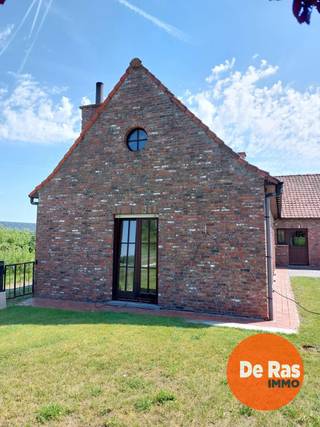 Op zoek naar een degelijke woning met een uitstekende basis en de mogelijkheid om ze volledig naar eigen smaak te moderniseren? Dan is deze charmante landelijke woning beslist een bezoek waard.<br /><br />Via de inkomhal met gastentoilet betreedt u de woning. De ruime en lichtrijke leefruimte geniet van grote raampartijen die zorgen voor een aangename natuurlijke lichtinval en een mooi zicht op de tuin. Rechts van de inkomhal bevindt zich de ingerichte keuken.<br /><br />Verder beschikt de woning op het gelijkvloers over twee slaapkamers, een badkamer en een bijzonder ruime garage. Vanuit de garage is er toegang tot de geïsoleerde zolder die heel wat bergruimte biedt.<br /><br />Deze woning werd steeds degelijk onderhouden en is perfect bewoonbaar. Ze biedt een solide constructie en een uitstekende basis, maar vraagt op enkele vlakken een renovatie en opfrissing om te voldoen aan de hedendaagse wooncomfort- en energienormen. Hierdoor krijgt u de kans om de woning volledig naar uw eigen stijl en smaak af te werken.<br /><br />Een ideale opportuniteit voor wie op zoek is naar een karaktervolle woning met veel potentieel en de mogelijkheid om een warme, hedendaagse thuis te creëren.<br /><br />Centrale ligging met een vlotte bereikbaarheid.<br /><br />Renovatieverplichting van toepassing<br /><br />Voor meer informatie of een bezoek, kan u ons steeds contacteren: 053/60.65.66