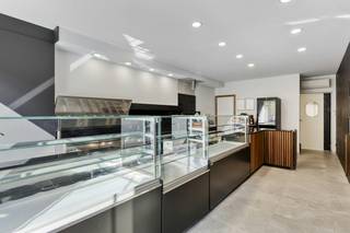 Propriété commerciale d'environ 62 m² avec une maison à louer dans le centre de Lauwe. MISE EN PAGE : Rez-de-chaussée : - un espace commercial avec...