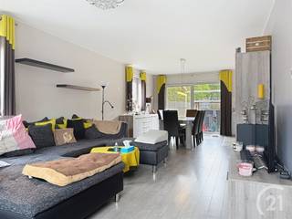 Gezellige energetische woning in Hamont-Achel!Je komt de woning binnen in de inkomhal met gastentoilet en ruimte voor vestiairekast. Vervolgens kom...