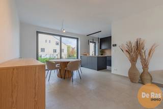 HERZELE - Ontdek <strong>Woonpark Truweel</strong>, een uniek woonproject in het hart van Herzele met 18 Bijna-Energie-Neutrale (BEN) woningen. Hier geniet je van toekomstgericht comfort, energiezuinig wonen en een aangename groene leefomgeving.<br /><br />
<h3><strong>Comfortabel & toekomstgericht wonen</strong></h3>
Elke woning is uitgerust met de <strong>nieuwste technologieën</strong> voor een <strong>maximaal wooncomfort</strong> en een minimaal energieverbruik: geothermische warmtepomp met koeling, zonnepanelen, vloerverwarming in alle leefruimtes, ventilatiesysteem D met warmterecuperatie, regenwaterput, laadvoorziening voor elektrische wagen,... De woningen zijn <strong>licht, ruim en functioneel ingedeeld</strong> met hoogwaardige afwerking. Elke woning beschikt over een <strong>privéparkeerplaats </strong>en een aparte berging, ideaal voor fietsen, tuinmateriaal of extra opslagruimte.<br /><br />
<h3><strong>Samen genieten van groen & ruimte</strong></h3>
Geniet van het beste van twee werelden: een <strong>ruime gemeenschappelijke tuin</strong> waar bewoners kunnen ontspannen, samenkomen of kinderen veilig kunnen spelen en <strong>een privé terras</strong> bij elke woning voor je eigen rustmomenten. Daarnaast is er een <strong>polyvalente ruimte</strong> op het domein, perfect als ontmoetingsplaats, coworking plek, of voor gemeenschappelijke activiteiten.<br /><br />
<h3><strong>Centrale ligging & slimme investering</strong></h3>
Dankzij de uitstekende verbindingen ben je in een mum van tijd in <strong>Aalst, Zottegem of Gent</strong>. Zo woon je rustig en groen, zonder in te boeten op mobiliteit. Door het gunstig E-peil geniet je bovendien van korting op de onroerende voorheffing gedurende de eerste vijf jaar. <br /><br />Kortom: wonen zoals het hoort. Duurzaam, comfortabel en verbonden!<br /><br />Ontdek jouw nieuwe thuis vandaag! <br />Bel ons voor meer informatie of een bezoek: <strong>053 / 60 65 60</strong>.