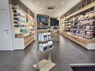 Handelsgebouw te huur in hartje Mortsel!Volledig gebouw – ideaal voor commerciële activiteiten.Dit handelspand in het hart van Mortsel biedt een...