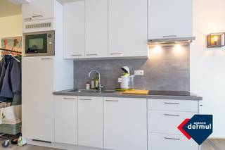 Welkom in deze lichtrijke, volledig gemeubelde studio in residentie Da Vinci! De studio bevindt zich op de derde verdieping van een verzorgd gebouw met lift en fietsenberging. De instapklare studio is momenteel verhuurd en bestaat uit een uitgeruste keuken, een aangename leefruimte met eethoek, een terras, een badkamer met douche en dubbele lavabo, en een apart toilet. Dankzij de ligging op wandelafstand van de zeedijk, winkelstraten, het centrum en het openbaar vervoer, is dit een ideale investering of tweede verblijf aan zee. Mis deze unieke kans niet en plan vandaag nog uw bezoek!