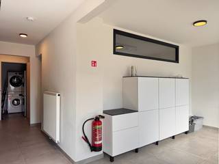 <p>Een prachtige kans om een volledig uitgerust huis te verwerven aan de Drongensesteenweg in Gent. Dit ruime pand biedt maar liefst vier slaapkamers, ideaal voor gezinnen die op zoek zijn naar een comfortabele en sfeervolle woning. Of voor uw studerende kinderen die elk hun eigen plek hebben. De verschillende badkamers en keukens zorgen ervoor dat de woning voor verschillende doeleinden kan gebruikt worden. </p>
<p>Met een perceeloppervlakte van 124 vierkante meter is er voldoende ruimte voor persoonlijke invulling en buitenactiviteiten. Dit huis biedt volop mogelijkheden om uw eigen stempel op te drukken en een warm thuis te creëren. Gelegen in een levendige buurt van Gent, bent u slechts enkele minuten verwijderd van lokale voorzieningen, scholen en openbaar vervoer. Dit maakt de locatie niet alleen aantrekkelijk voor gezinnen, maar ook voor iedereen die houdt van een dynamische levensstijl.</p>