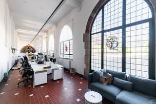 Fantastisch gelegen inspirerende werkplek van 600 m² te huur dichtbij bij de R0 en E40. Vlotte bereikbaarheid met het openbaar vervoer:...