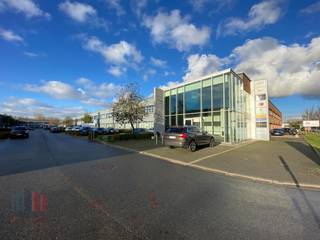 Vlot bereikbaar kantoor op zichtlocatie met een oppervlakte van 20 m² (uitbreidbaar tot 79 m²) te huur langs de Pathoekeweg en op amper 3,5 km van...